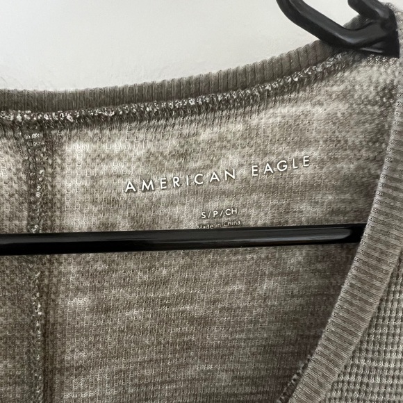 American Eagle distressed long sleeve v neck - Picture 3 of 3